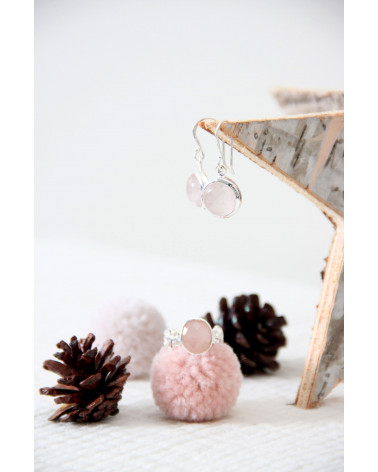 Boucles d'oreille en pierre de quartz rose naturelle de forme Ronde serties d'argent massif