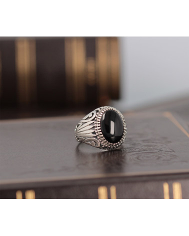 Bague biker en pierre d'onyx ovale noire et Argent massif effet vieillit