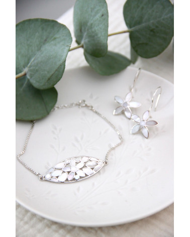 Perlmutt-Blumenarmband  auf Silberkette