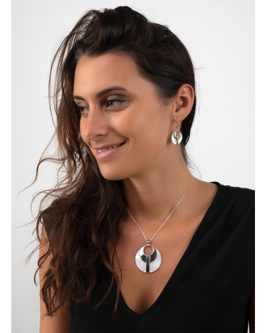 Boucles d'oreille nacre blanche naturelle Argent massif rond portée par femme
