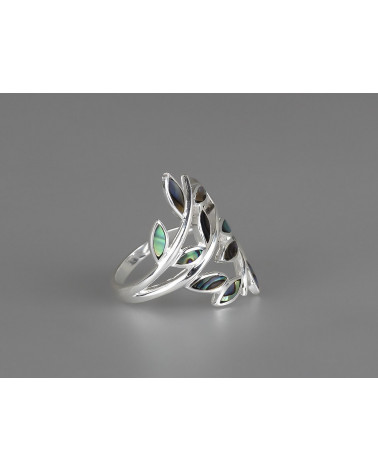 Anillo nácar abulón pétalos plata 925 llevado con elegancia