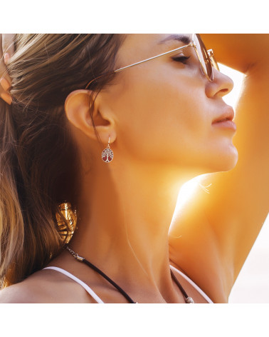 Boucles d'oreille Arbre de Vie portées par femme