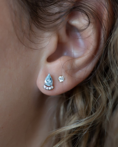 Boucles d'oreille Or Blanc Aigue-Marine forme Poire et Diamants 1.4grs