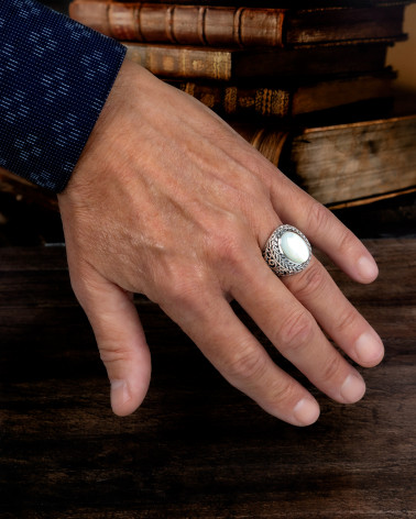 Ring aus 925er Sterlingsilber mit natürlichem weißen Perlmutt.