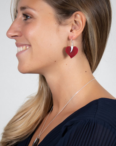 Boucle d'oreille Corail en forme de coeur portées par femme