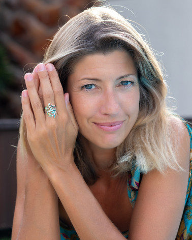 Elegance and refinement of the abalone mother-of-pearl ring on female model