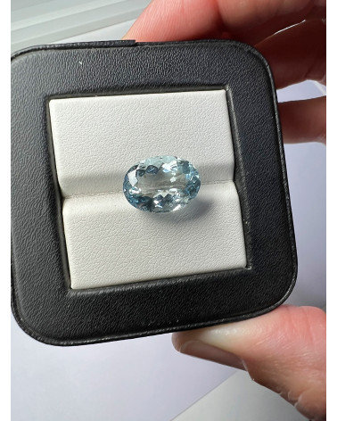 Oval faceted sky blue aquamarine - Weight of 0.720 carats - Clarity VVS-VS - Origin India.