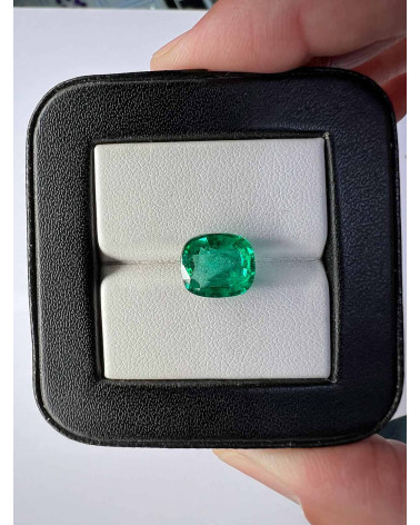 Cushion Emerald 3.30 Carats 9.10x10.50 AAA VVS Zambia