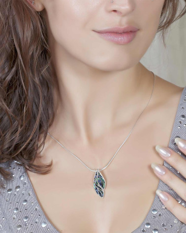 Pendentif feuille nacre Abalone porté - Bijou élégant au quotidien - Taille parfaite