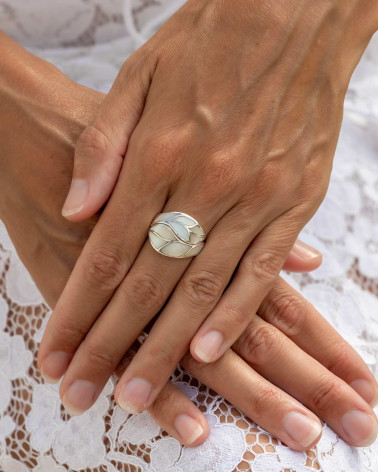Realza tu mano con el brillo natural de nuestro anillo de nácar de abulón y plata.