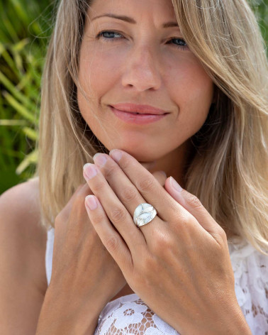 The perfect accessory for a touch of elegance: discover our abalone mother-of-pearl and silver ring.