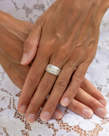 Bague de nacre blanche graphique sertie argent 925 millième rhodié