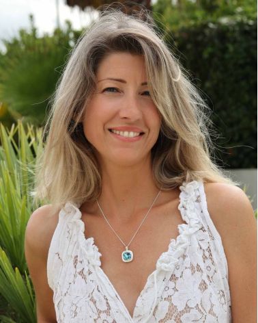 Alina Anhänger getragen - Abalone-Perlmutt und 925 Silber Schmuck - Alltagseleganz