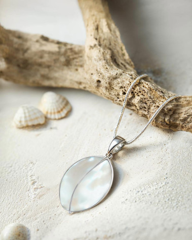 Pendentif Feuille Séléna sur Sable - Bijou Nacre Blanche Naturelle - Inspiration Plage