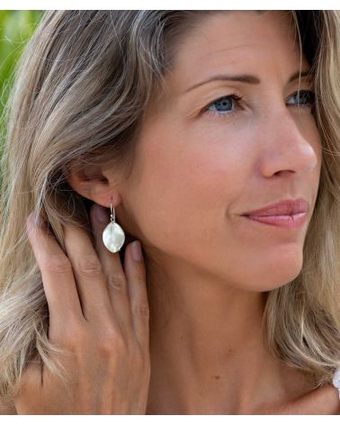 Boucles d’oreilles Séléna portées - style léger et élégant