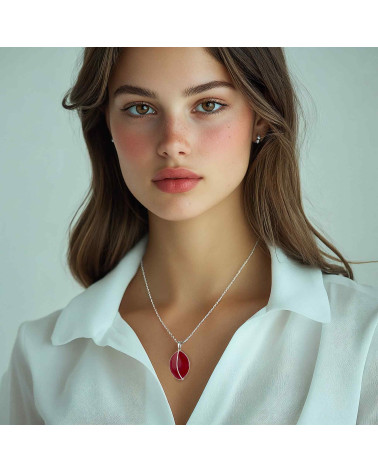 Eleganz des Blattanhängers aus roter Koralle am Modell