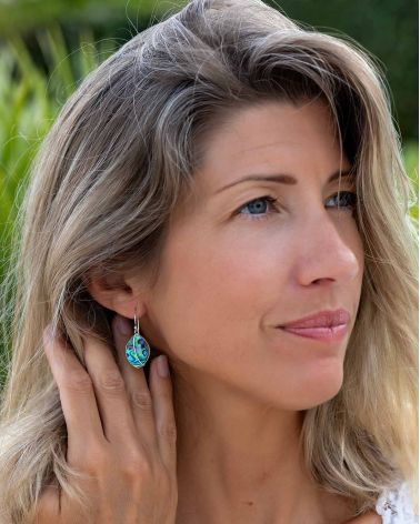 Orecchini etnici in madreperla bianca con montatura in argento 925