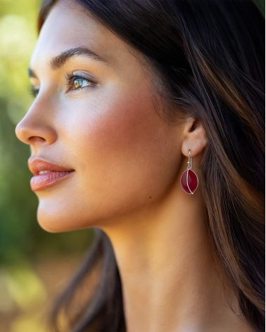 Elegancia de los pendientes Séléna de coral en modelo
