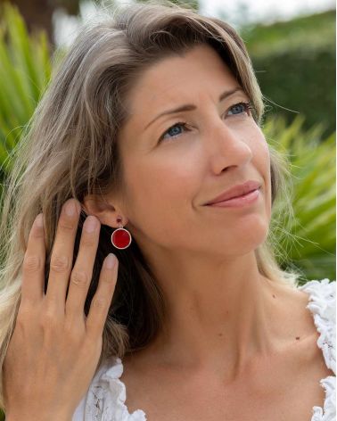 Pendientes NAEL puestos - Coral Rojo en rostro - Joya elegante femenina