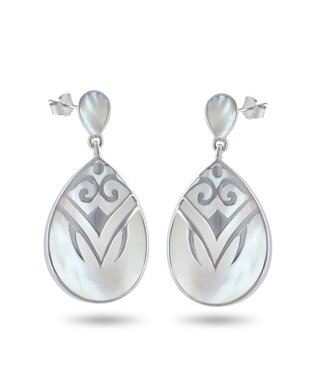 Orecchini etnici in madreperla bianca con montatura in argento 925