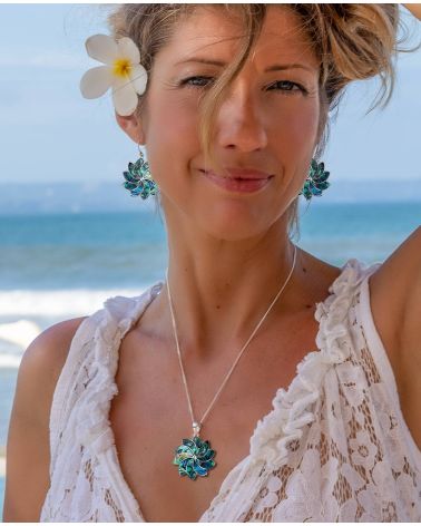 Orecchini etnici in madreperla bianca con montatura in argento 925