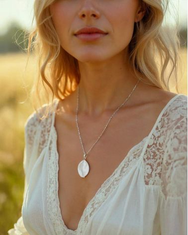 Pendentif Séléna porté - Bijou Nacre Blanche forme feuille - Style Minimaliste Féminin