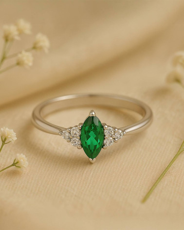 Bague Or Blanc Emeraude et diamants 2.1grs