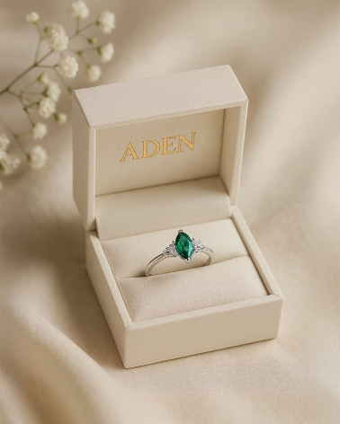 Bague Or Blanc Emeraude et diamants 2.1grs