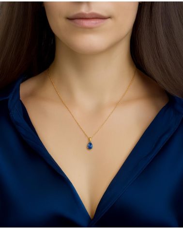 Collier pendentif Elsa en or jaune avec saphir portée, contraste élégant et chaleureux