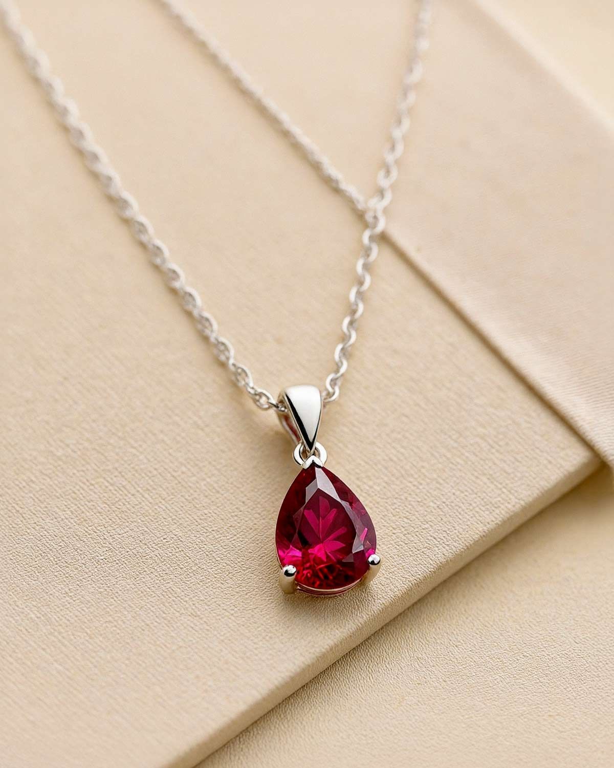 Collier pendentif rubis monté sur argent - Bijou délicat symbolisant l'amour