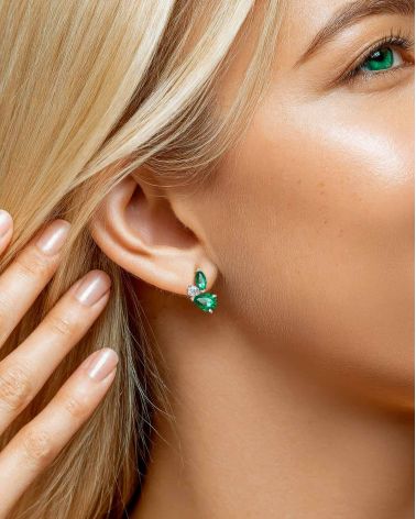 Elegant ARIA earrings in 925 silver with Zambian emeralds worn on model