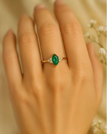 Anello in oro giallo con smeraldo indossato - Collezione Abril, pietra di nascita di maggio