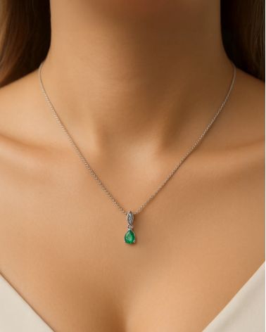 Eleganza e raffinatezza del ciondolo con smeraldo Elegancia indossato su décolleté