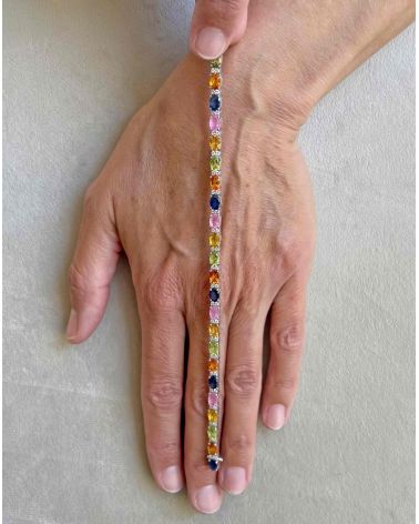 Detalles del engaste de garras alternando zafiros multicolores y diamantes en pulsera de plata 925