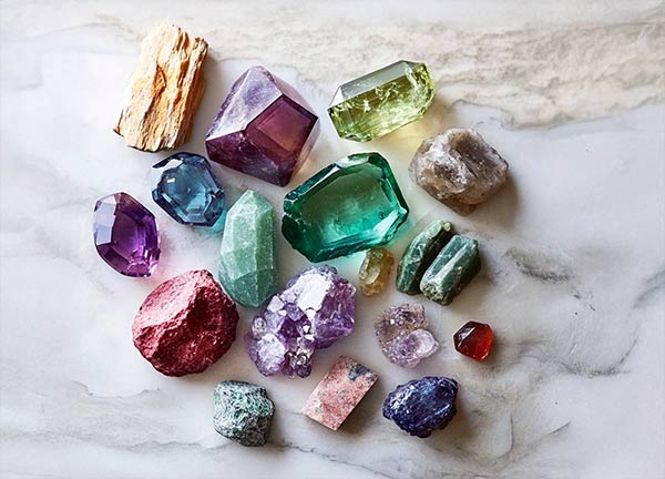 Selection of precious and fine stones in vibrant colors – Ultimate guide to choosing your jewelry